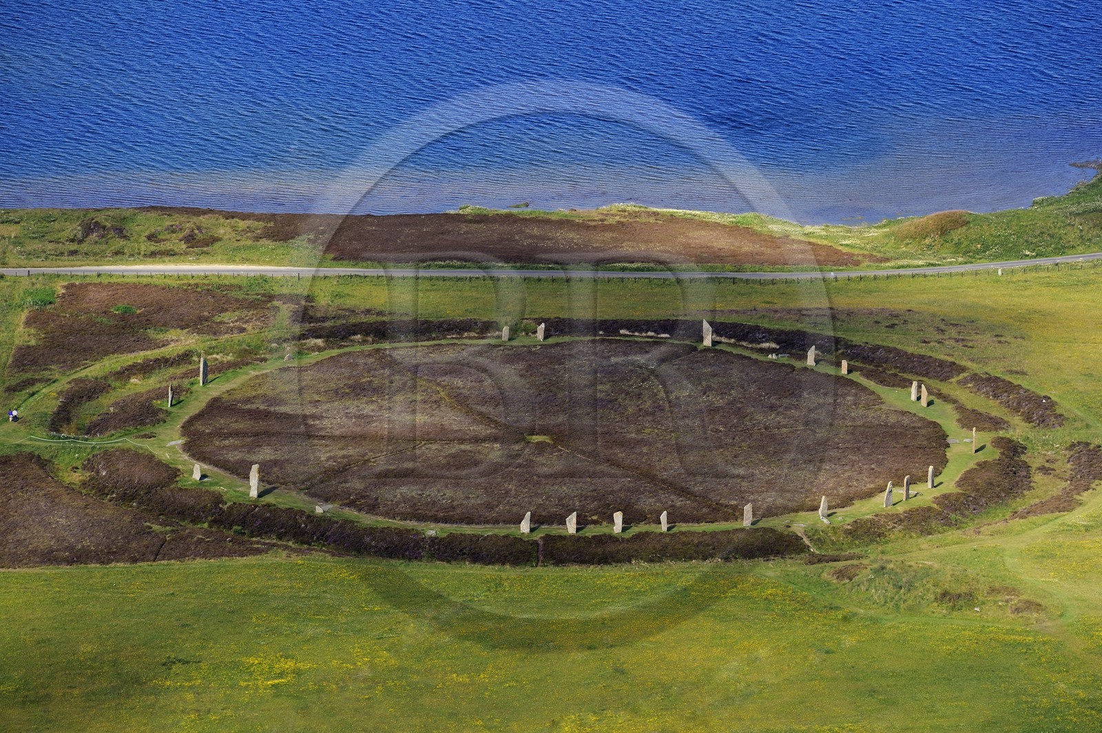 Royaume-Uni, Ecosse, Iles Orcades, Ile de Mainland, au bord du Loch of Stenness, cercle de pierres levées du Ring of Brodgar, classées Patrimoine Mondial de l' UNESCO (vue aérienne)
