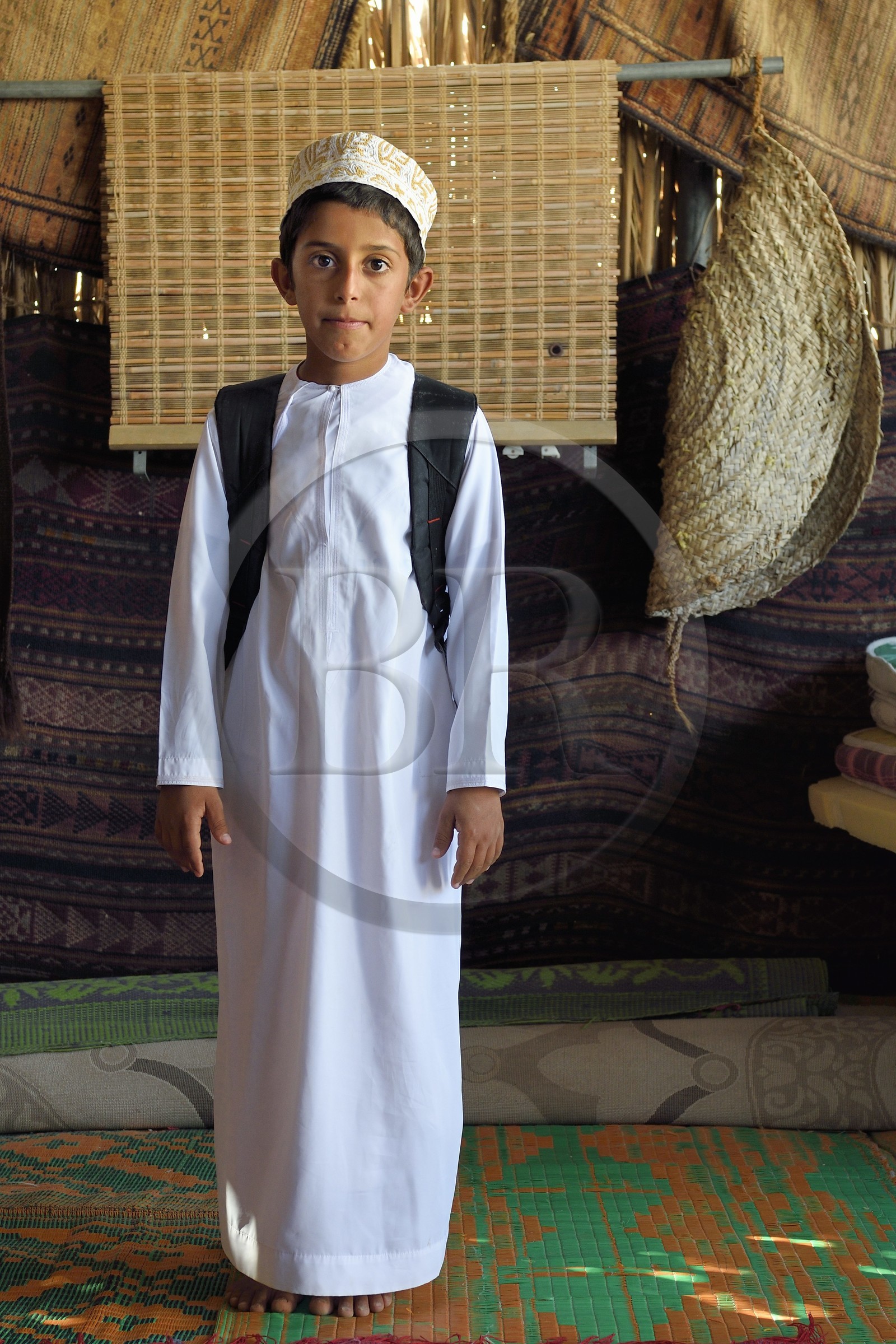 Sultanat d'Oman, gouvernorat de Ash Sharqiyah, désert des Wahiba Sands ou Sharqiya Sands, village bédouin de al-Wasil, famille bédouine al-Badri, Said qui rentre de l'école