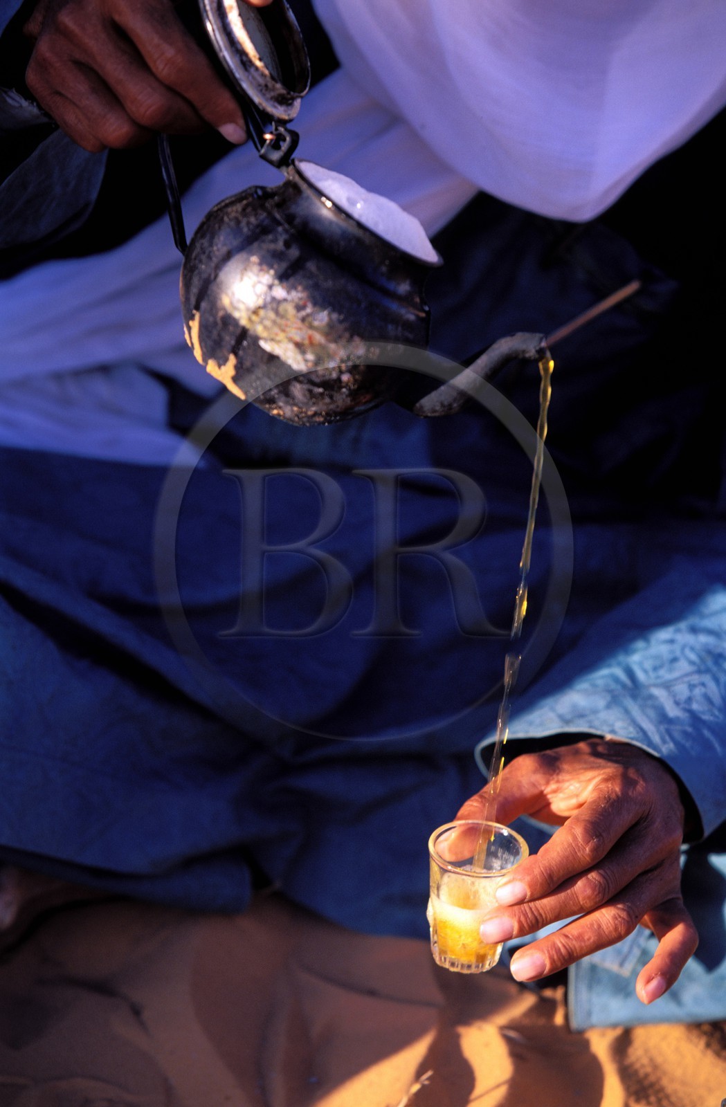 Libye, région du désert, Le Fezzan (Sahara), Tassili de Maghidet, Préparation du thé lors du bivouac du soir
