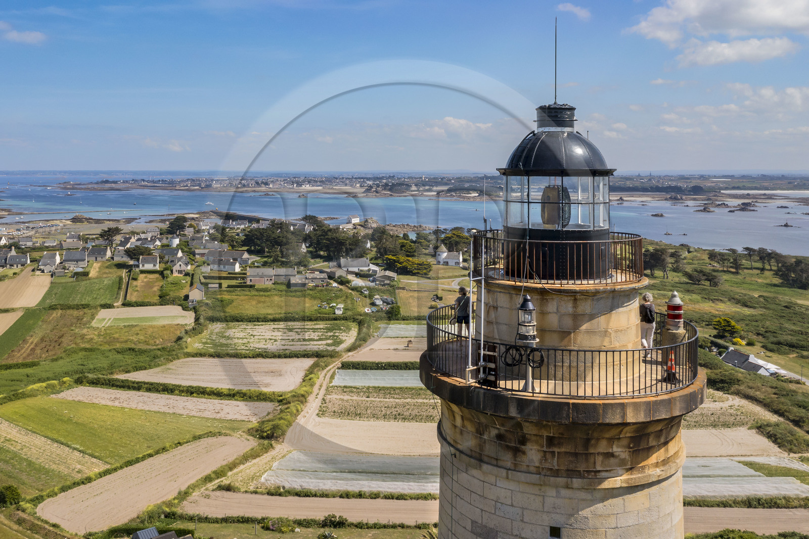 France, Finistère (29), Iles du Ponant, Ile de Batz, le phare mis en service en 1836 surplombe les champs de l'Ile (vue aérienne)