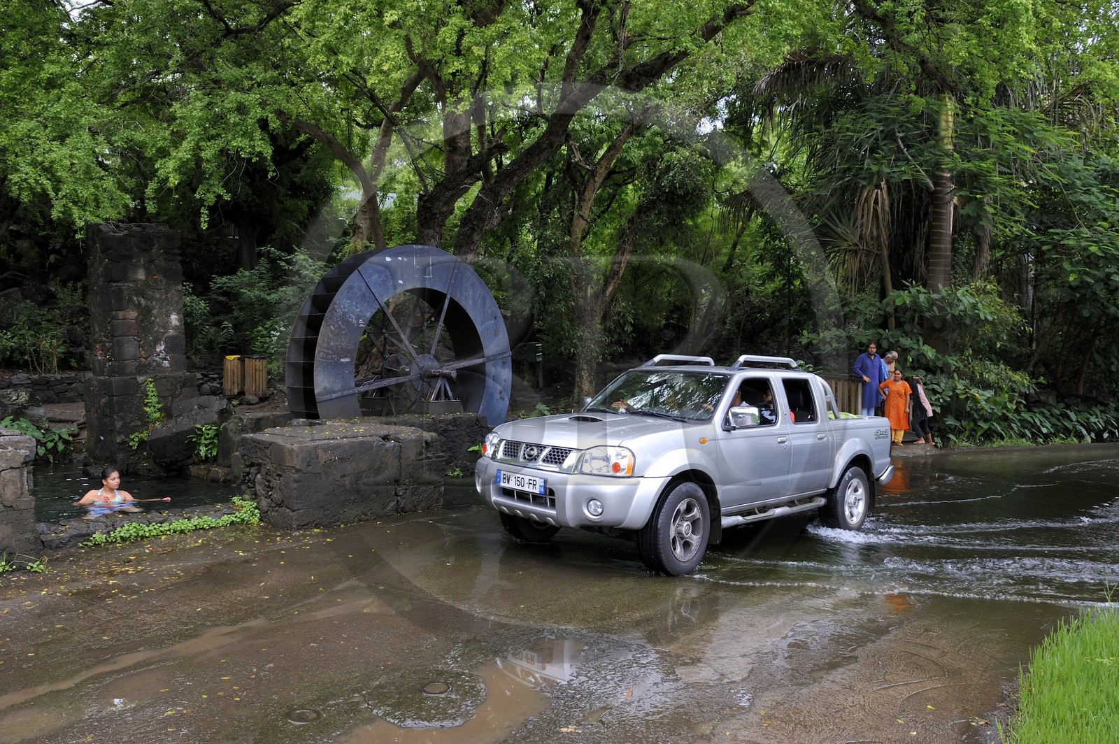France, île de la Réunion, commune de Saint-Paul, le chemin du Tour des Roches, moulin à eau de La Perrière, la roue est le dernier élément d'un moulin à manioc des années 1820 et radier immergé