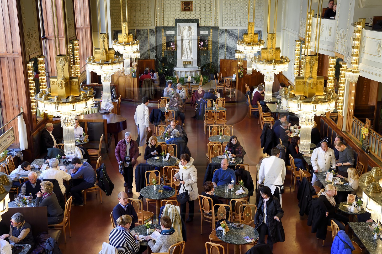 République Tchèque, Prague, centre historique classé Patrimoine Mondial de l' UNESCO, quartier de Stare Mesto, le café de la Maison Municipale (Obecni Dum), le café