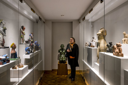 France, Paris (75), Musée Maillol, exposition du peintre et sculpteur allemand Markus Lüpertz en dialogue avec l'oeuvre d'Aristide Maillol, sculptures de Markus Lüpertz à gauche et sculptures d'Aristide Maillol à droite,  la journaliste Françoise Monnin du magazine Artension