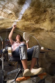 France, Dordogne (24), Montignac, chantier du futur Centre International de l'Art pariétal de Montignac-Lascaux (Lascaux 4), l'abside de la grotte reconstituée par l’Atelier des Fac-Similés du Périgord (AFSP), réalisation des jointures des panneaux de surfaces ornées par le modeleur sculpteur Claire Moreau