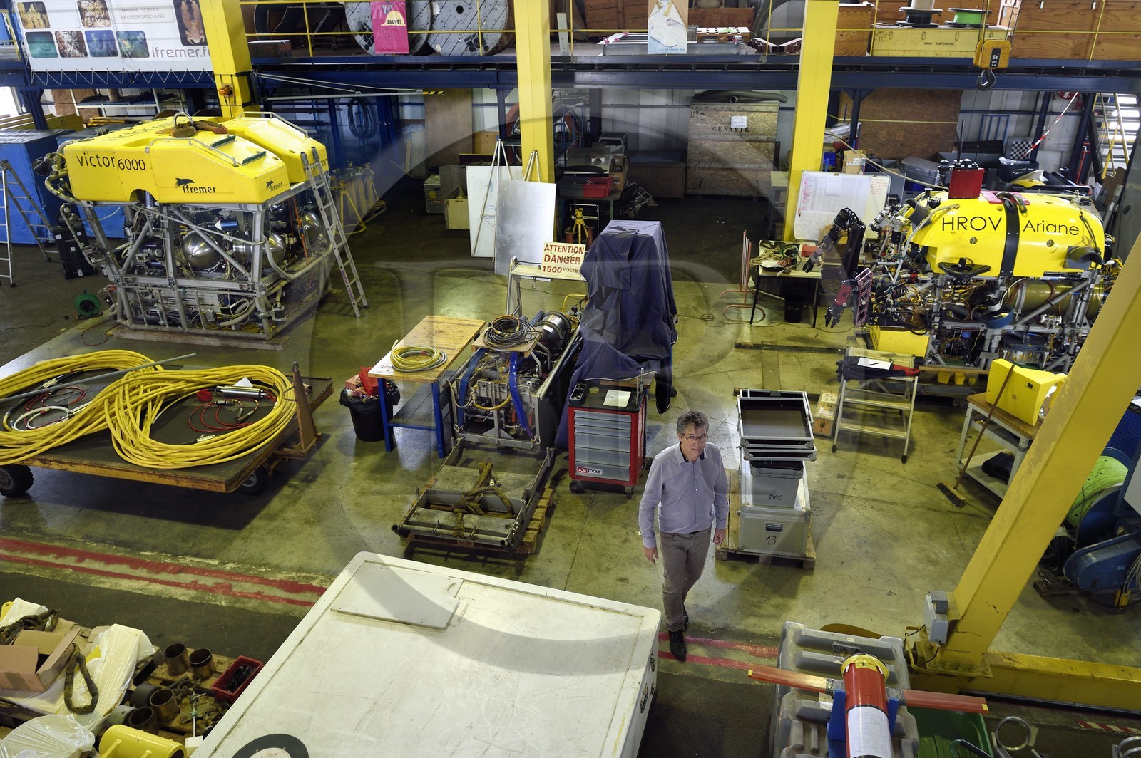 France, Var (83), La Seyne-sur-Mer, Vincent Rigaud, directeur du Centre de Méditerranée de l’Ifremer, entre les véhicules sous-marins autonomes (AUV) Victor 6000 et HROV Ariane