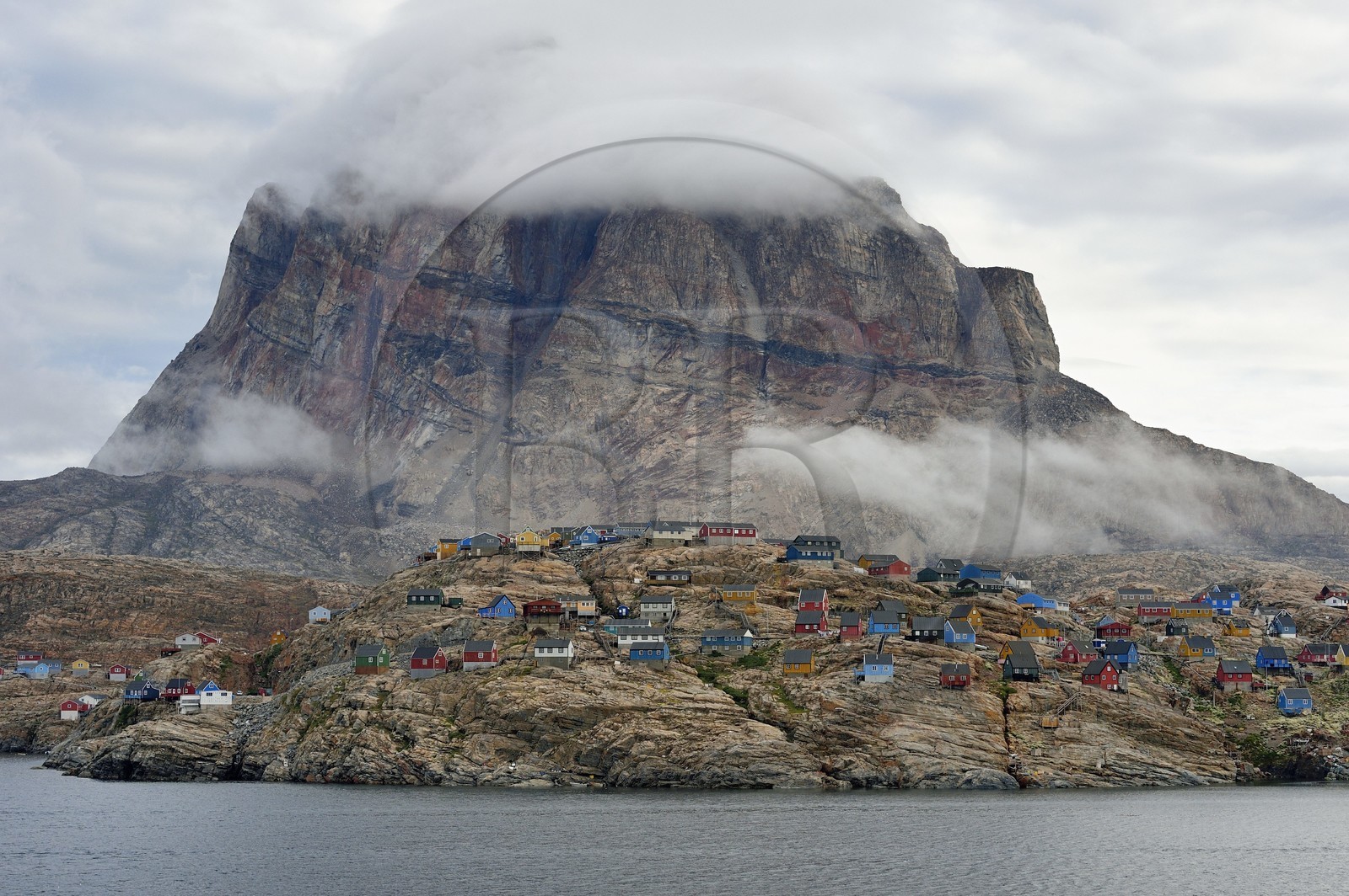 Groenland, cote ouest, la ville d'Uummannaq dominée par le mont Uummannaq qui culmine à 1170 m