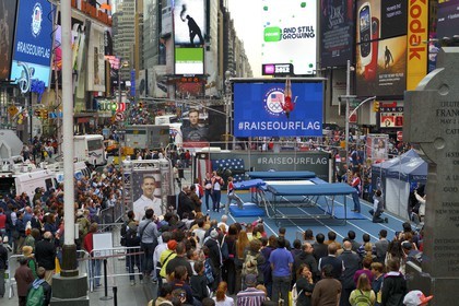 Etats-Unis, New York, Manhattan, Times Square, démonstration des gymnastes de l'équipe olympique américaine des J.O.