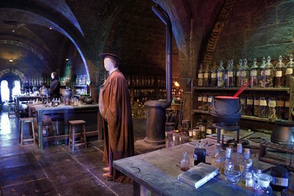 Royaume-Uni, Hertfordshire, Leavesden, Leavesden Film Studios, Harry Potter Studio Tour London, les coulisses du tournage des 8 films de Harry Potter, classe des potions magiques