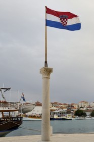 Croatie, Dalmatie, côte dalmate, Trogir, centre historique classé Patrimoine Mondial de l'UNESCO, drapeau croate
