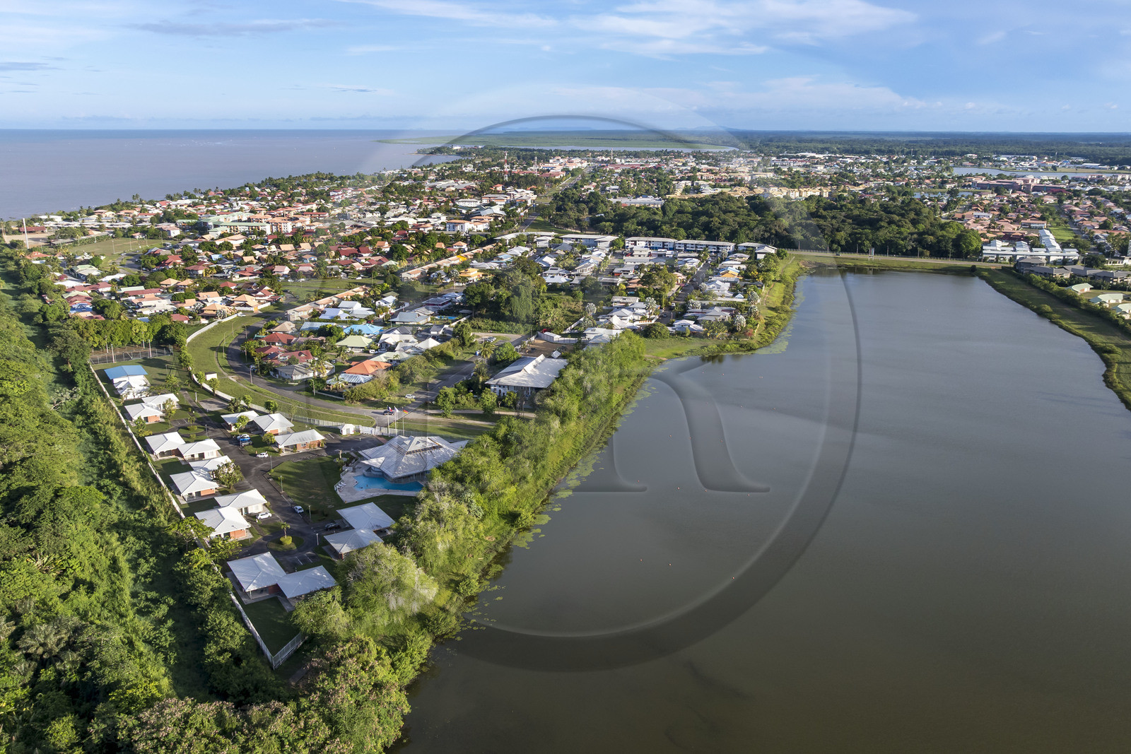 France, Guyane, Kourou, la ville est en bordure des zones humides, forêts et savanes protégées dans l'enceinte du centre spatial et gérées par l'Office National des Forêts (ONF), le lac bois-diable à droite (vue aérienne)