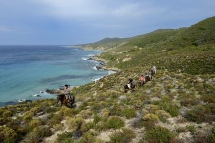 France, Haute-Corse (2B), Nebbio, Punta di l’Acciolu (Acciola), cavaliers en randonnée dans le désert des Agriates