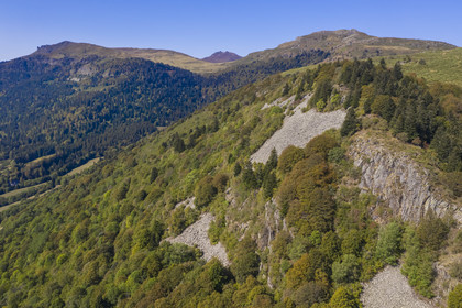 France, Cantal (15), Parc Naturel Régional des Volcans d'Auvergne, Laveissière, sur le chemin de Saint-Jacques de Compostelle par la Via Arverna, le Rocher du Bec de l'Aigle à gauche, le Puy de Seycheuse à droite et le Puy Mary en arrière plan (vue aérienne)