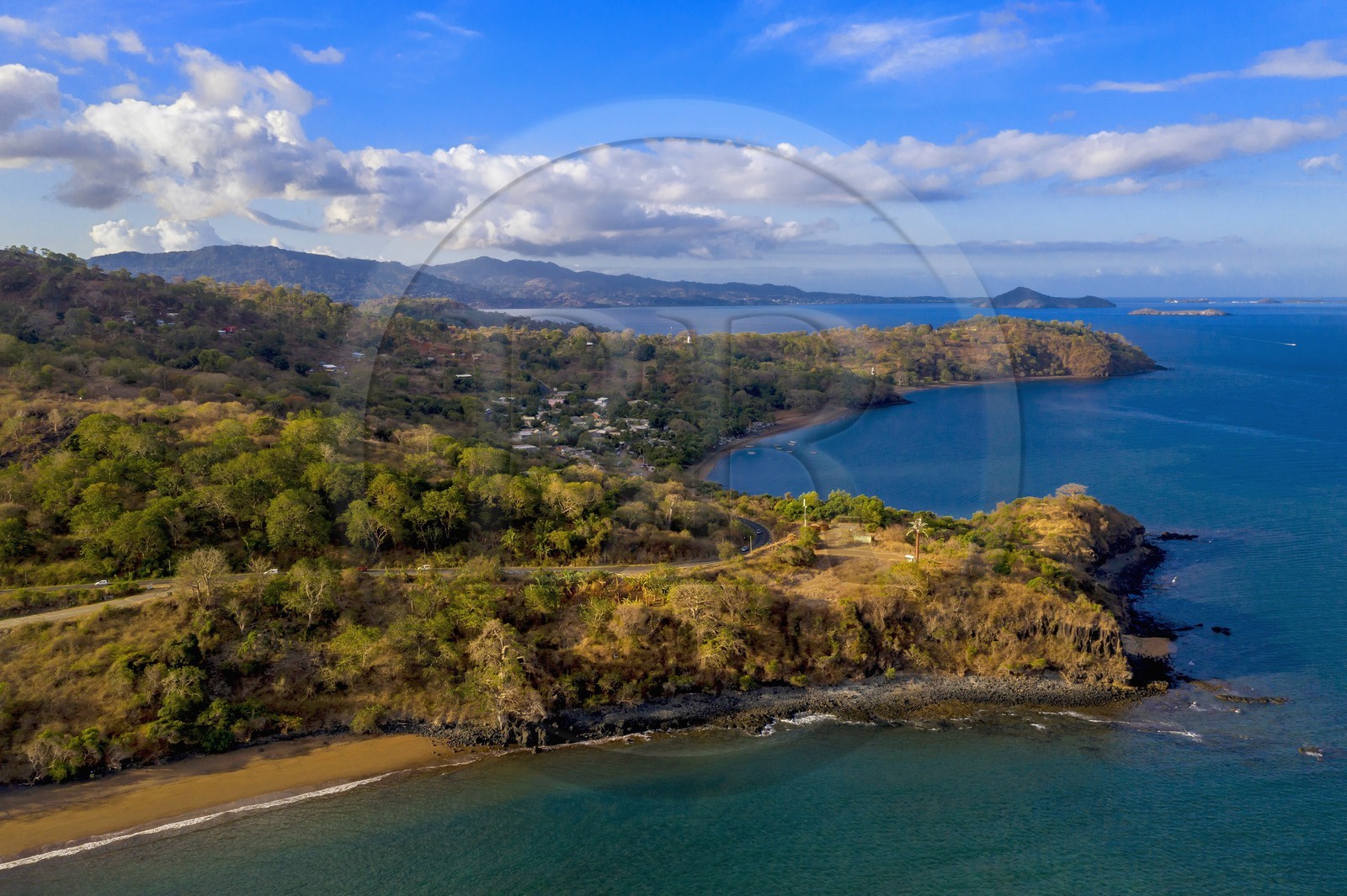 France, Ile de Mayotte, Grande-Terre, Hamouro, la plage de Sakouli et la cote vers le Nord (vue aérienne)