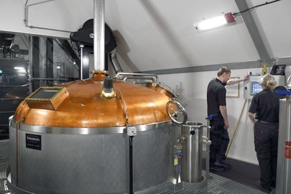 Royaume-Uni, Ecosse, région des Highlands, les Hébrides, Ile de Skye, Teangue, Distillerie de whisky Torabhaig, mash tun dans la cuve de brassage supervisé par le distilleur David