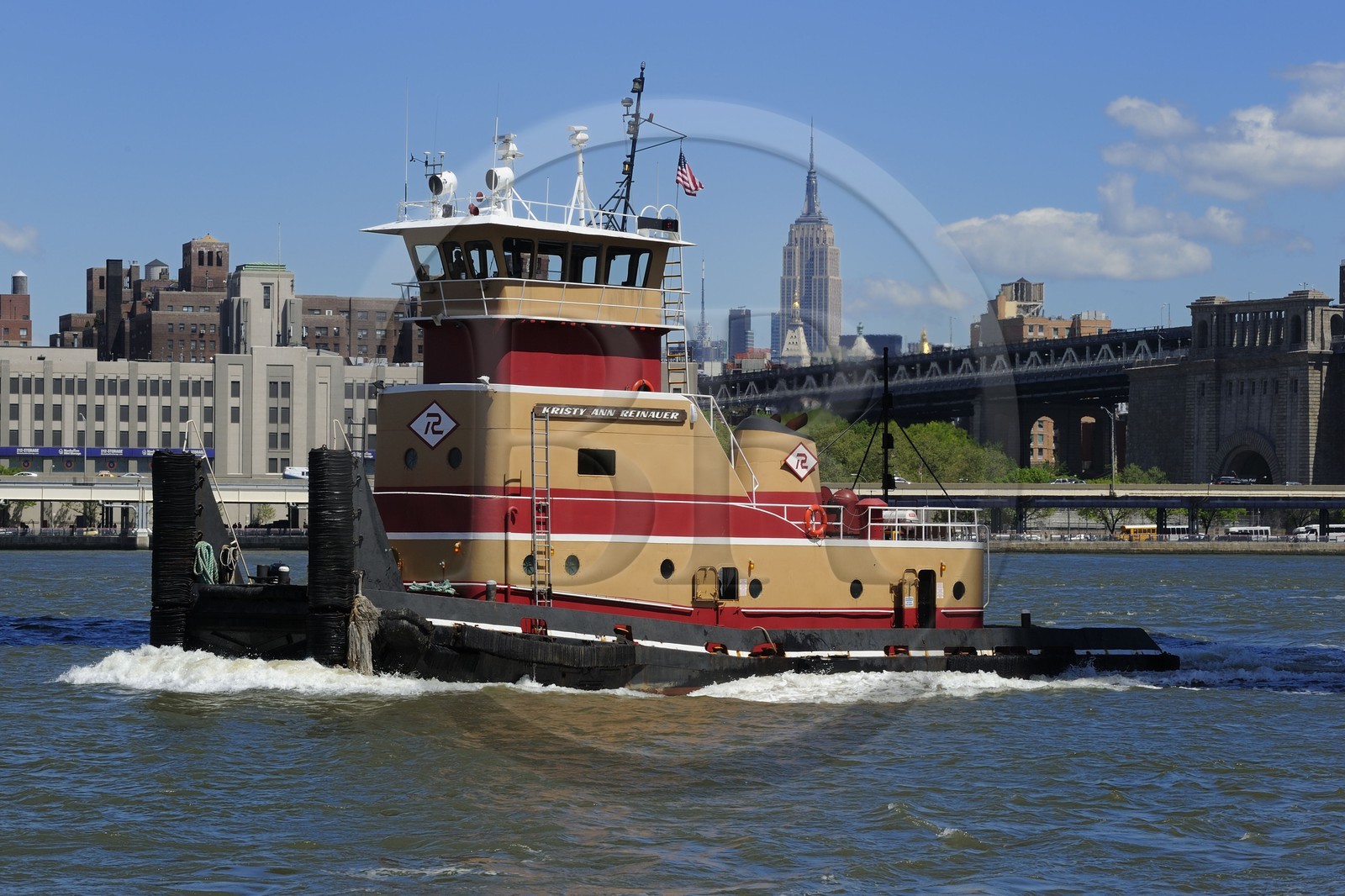 Etats-Unis, New York, Manhattan, remorqueur naviguant sur la East River, Manhattan Bridge et Empire State Building en fond