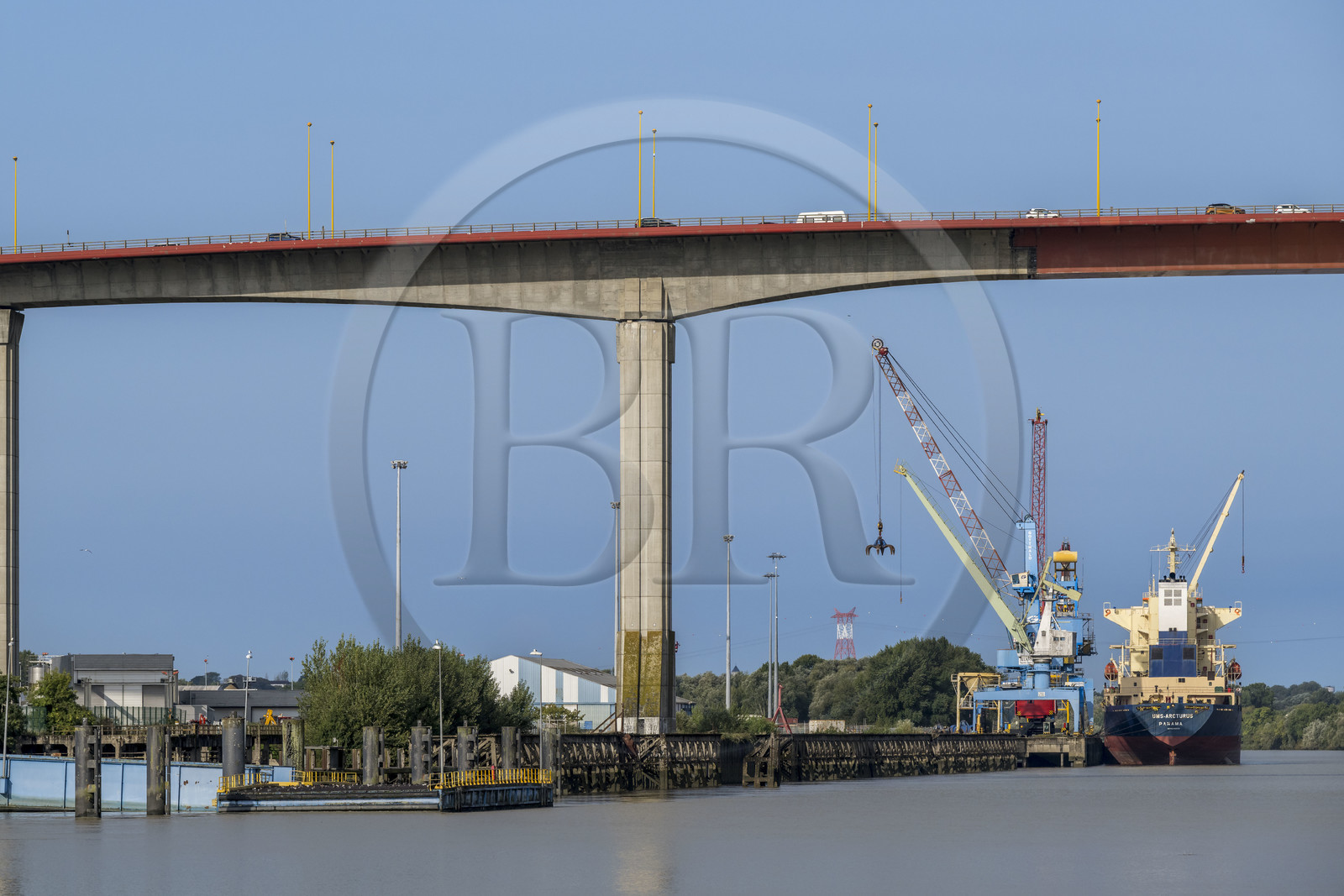 France, Loire-Atlantique (44), Nantes, le Pont de Cheviré franchissant la Loire et les quais du port de commerce de Nantes à Cheviré