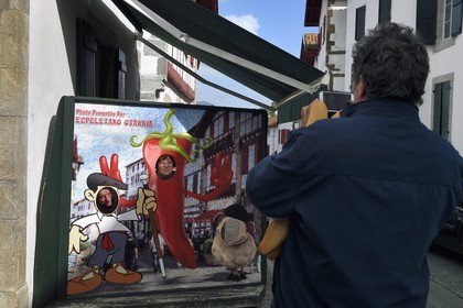 France, Pyrénées-Atlantiques (64), Pays-Basque, Espelette, panneau pour photo souvenir