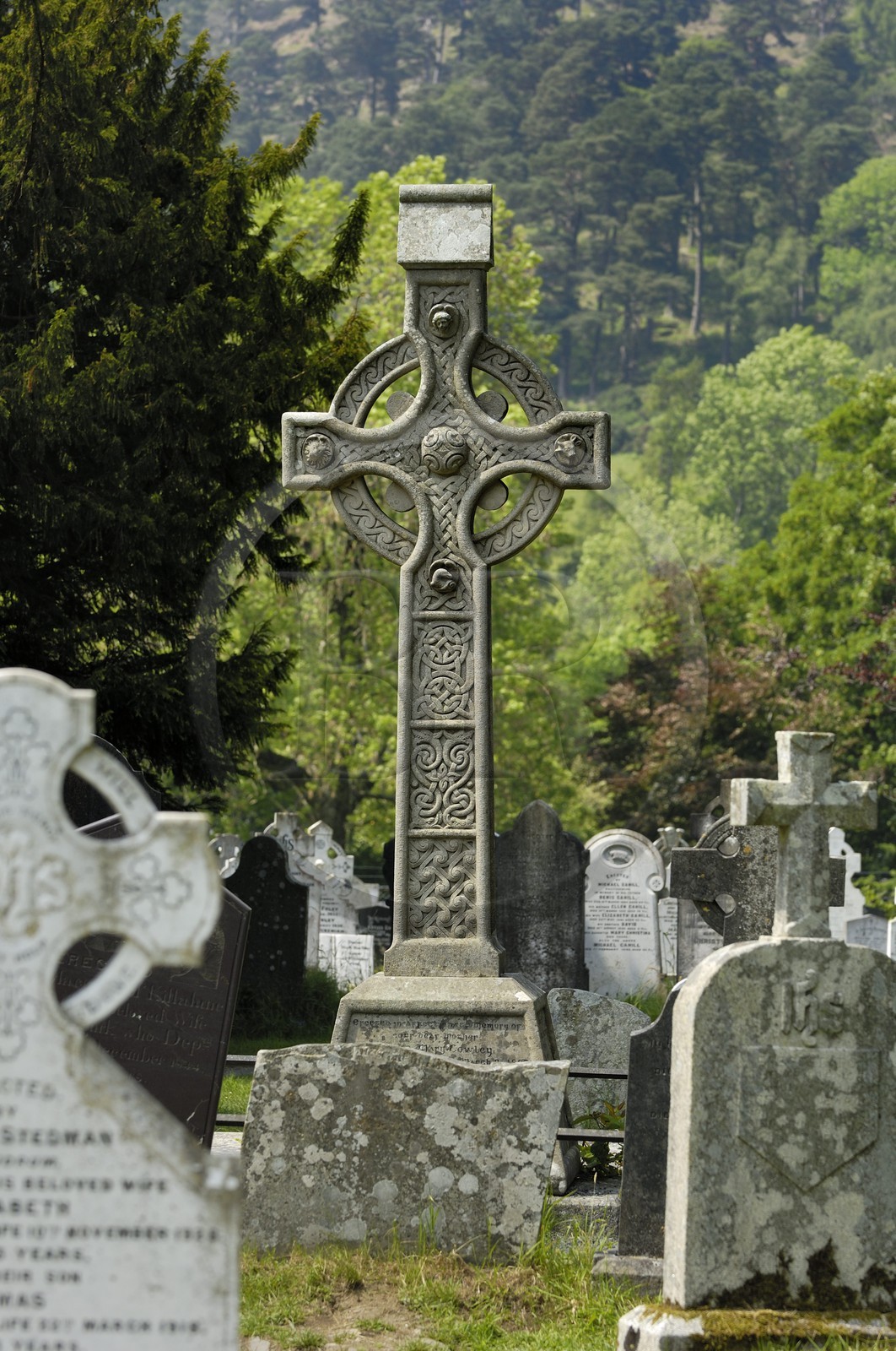 Irlande, comté de Wicklow, région des Monts Wicklow, site monastique de Glendalough, croix celte