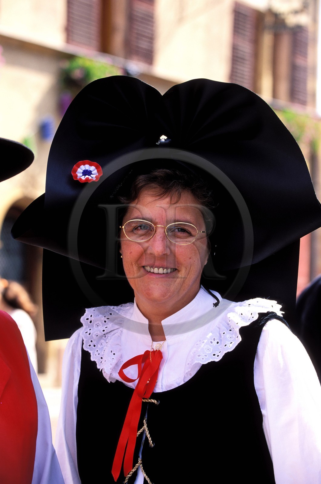 France, Haut-Rhin (68), Eguisheim, labellisé Les Plus Beaux Villages de France, fête du vin, alsacienne en costume et coiffe