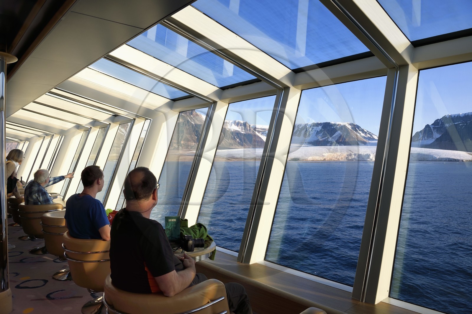 Groenland, cote Nord-Ouest, Murchison sund au nord de la baie de Baffin, le bateau de croisière MS Fram de la compagnie Hurtigruten, passager observant le glacier Kissel sur l'Ile de Kiatak (Northumberland Island) depuis la salle panoramique