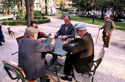 Portugal, Lisbonne, quartier Bairro Alto, joueurs de domino sur la place Real