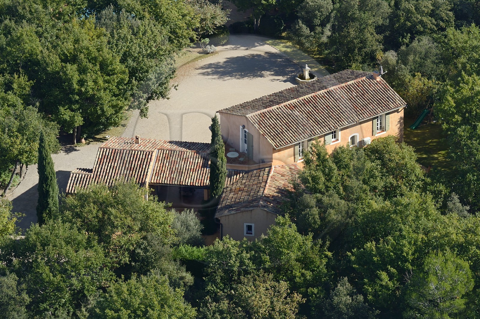 France, Var (83), Provence Verte, le village de Bras vers Saint-Maximin-la-Sainte-Baume, la maison de Pierre Becker (vue aérienne)