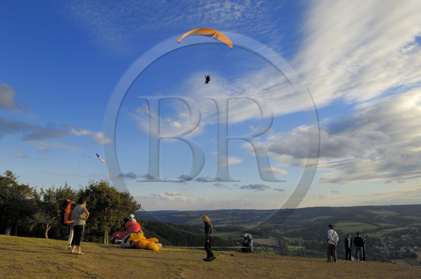 France, Calvados (14), la Suisse normande, Clécy, parapente depuis la route des crêtes qui domine la vallée de l'Orne