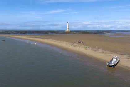 France, Gironde (33), le Verdon-sur-Mer, plateau rocheux de Cordouan, phare de Cordouan, classé Patrimoine Mondial de l'UNESCO, visite du phare avec transfert par bateau et chaland amphibie (vue aérienne)
