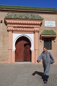 Maroc, Haut-Atlas, Marrakech, ville impériale, Médina classée Patrimoine Mondial de l'UNESCO, une des portes de la mosquée Ben Youssef