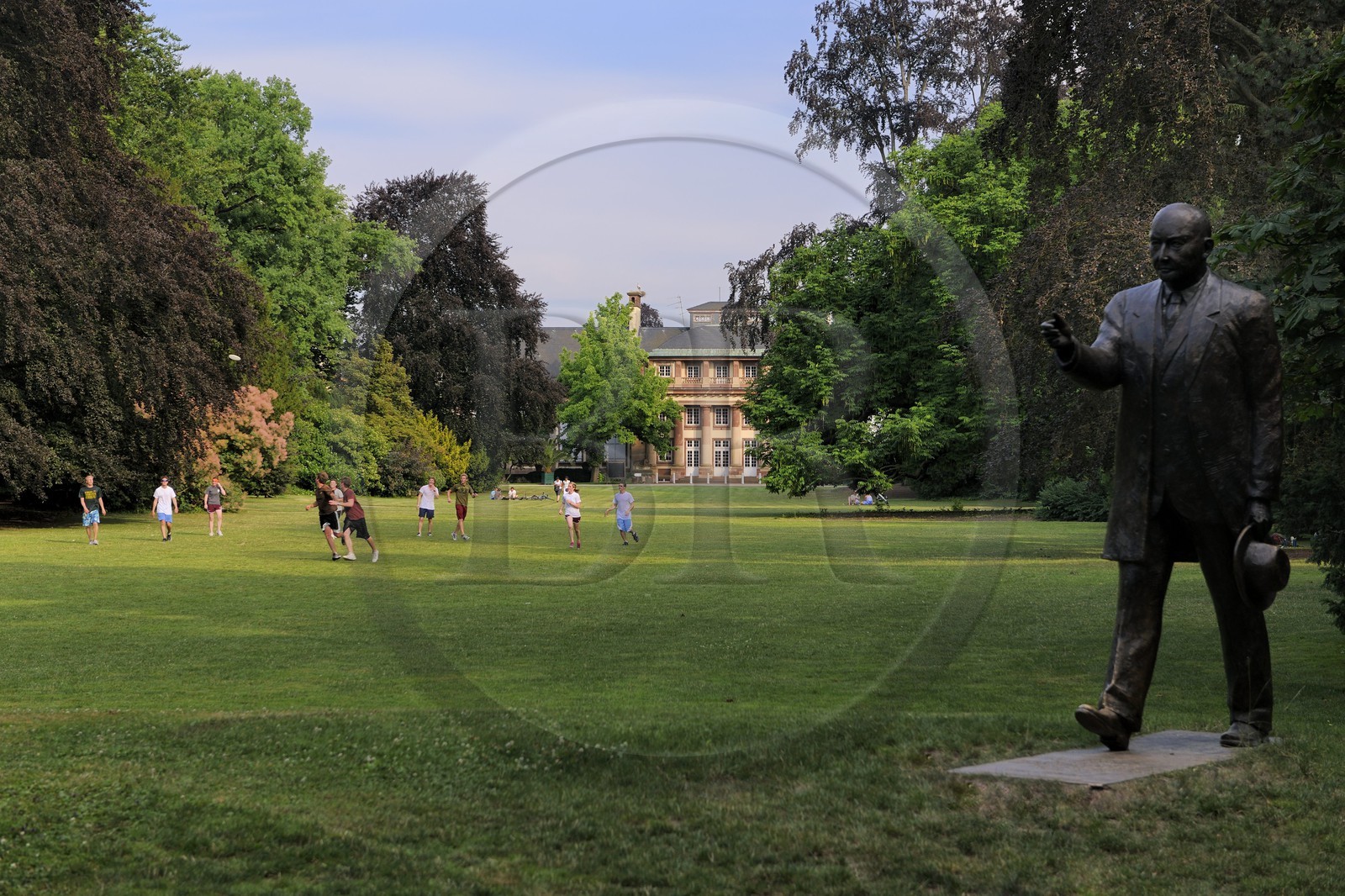 France, Bas-Rhin (67), Strasbourg, parc de l'Orangerie, statue de l'ancien maire de la ville Pierre Pflimlin