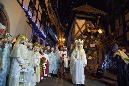 France, Haut-Rhin (68), Eguisheim, le Christkindel avec sa couronne de bougies et les anges accompagnent les nombreux enfants tenant leurs lampions pour la Procession des Lumières dans les ruelles de la ville, elle rend hommage à Sainte-Lucie, l'un des personnages traditionnels du Noël alsacien