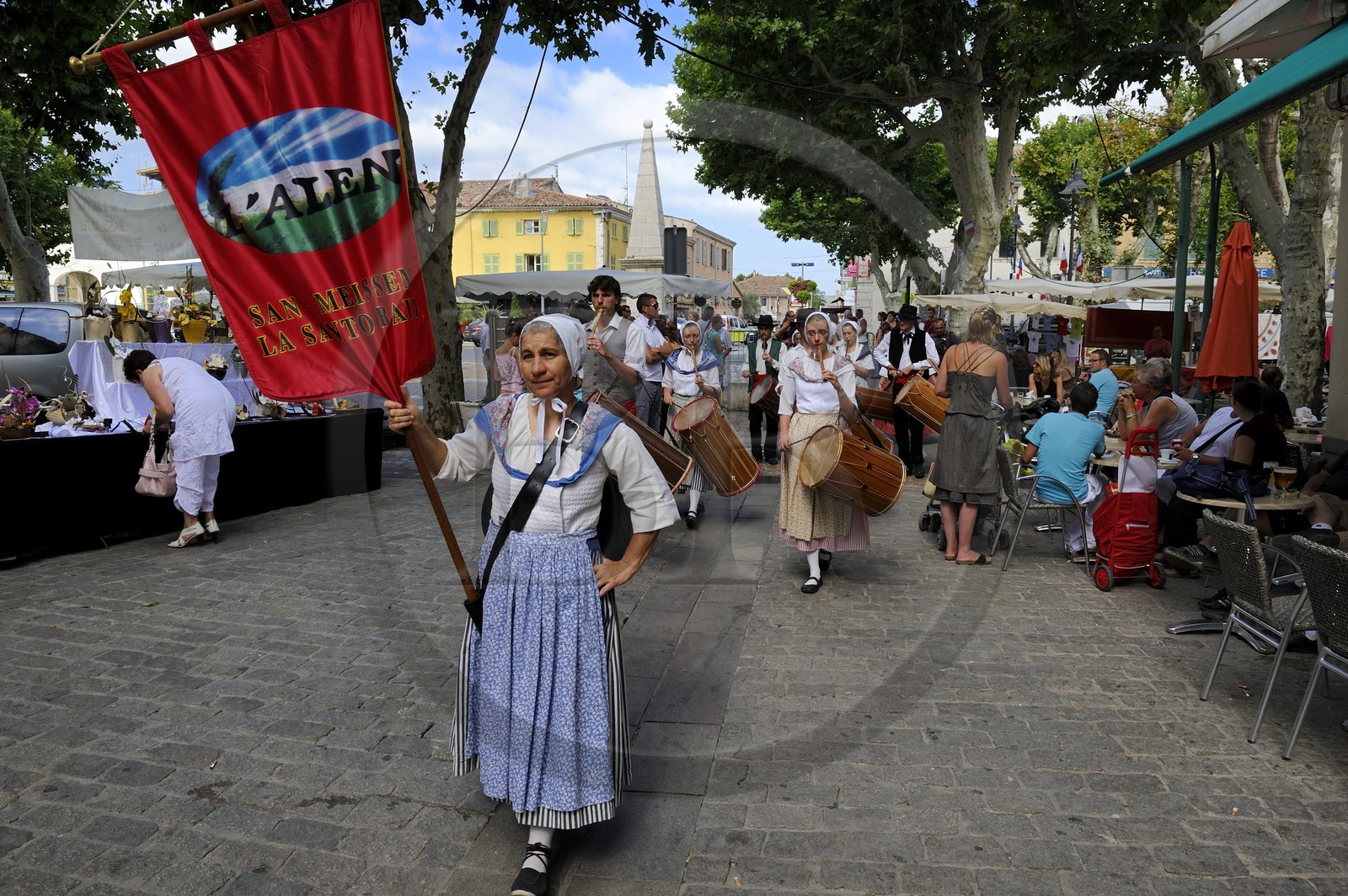France, Var (83), Provence Verte, Saint-Maximin-la-Sainte-Baume, défilé d'une troupe provencale le jour de marché