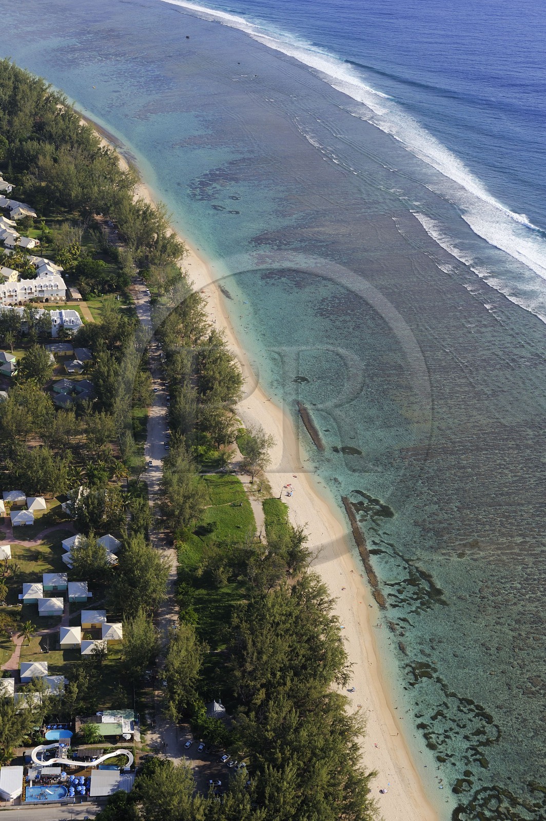 France, île de la Réunion, plage du lagon de Saint-Gilles-Les-Bains, l'Ermitage-les-Bains (vue aérienne)