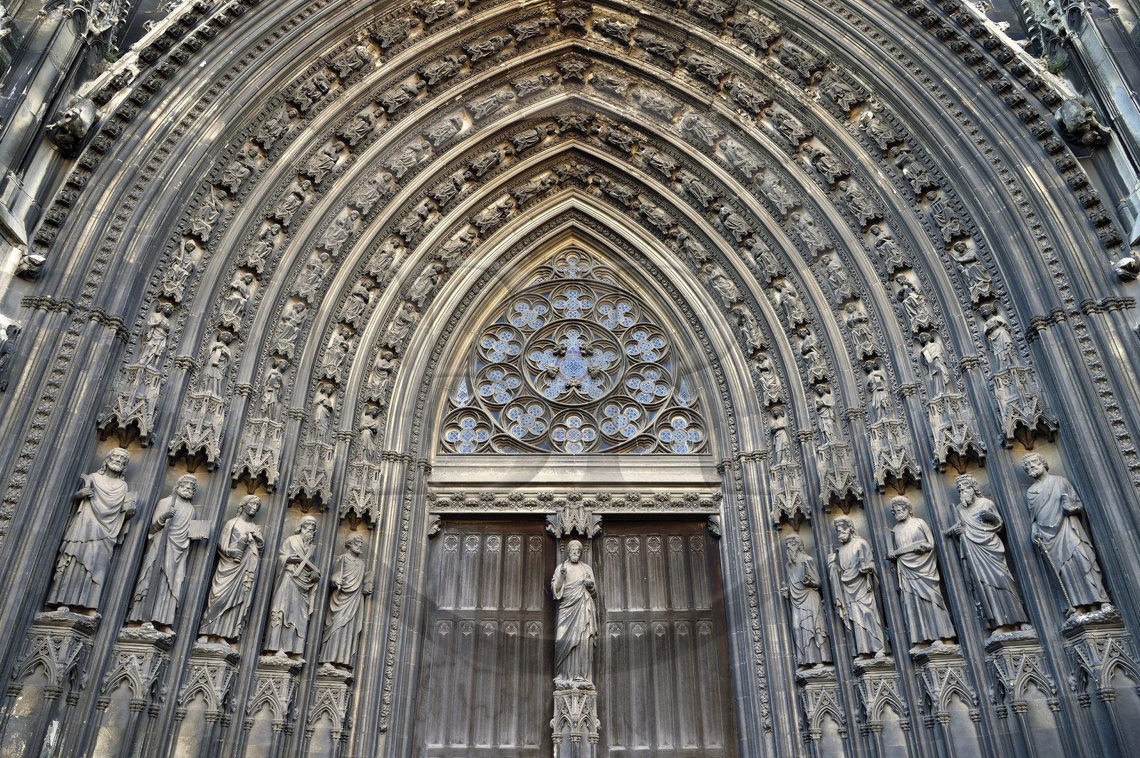 France, Seine-Maritime (76), Rouen, abbatiale Saint-Ouen (XIIème au XVème siècle) de style gothique rayonnant et flamboyant, le portail central de la facade occidentale, composé du Christ sur le pilier central de la grande porte entouré des apotres
