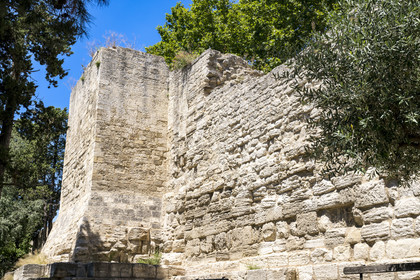 France, Bouches-du-Rhône (13), Arles, les remparts classés Patrimoine Mondial de l'UNESCO, vestiges des murs d'enceinte de l'ancien castrum de la colonie romaine d'Arelate datant du Ier siècle, à côté de la Tour des Mourgues