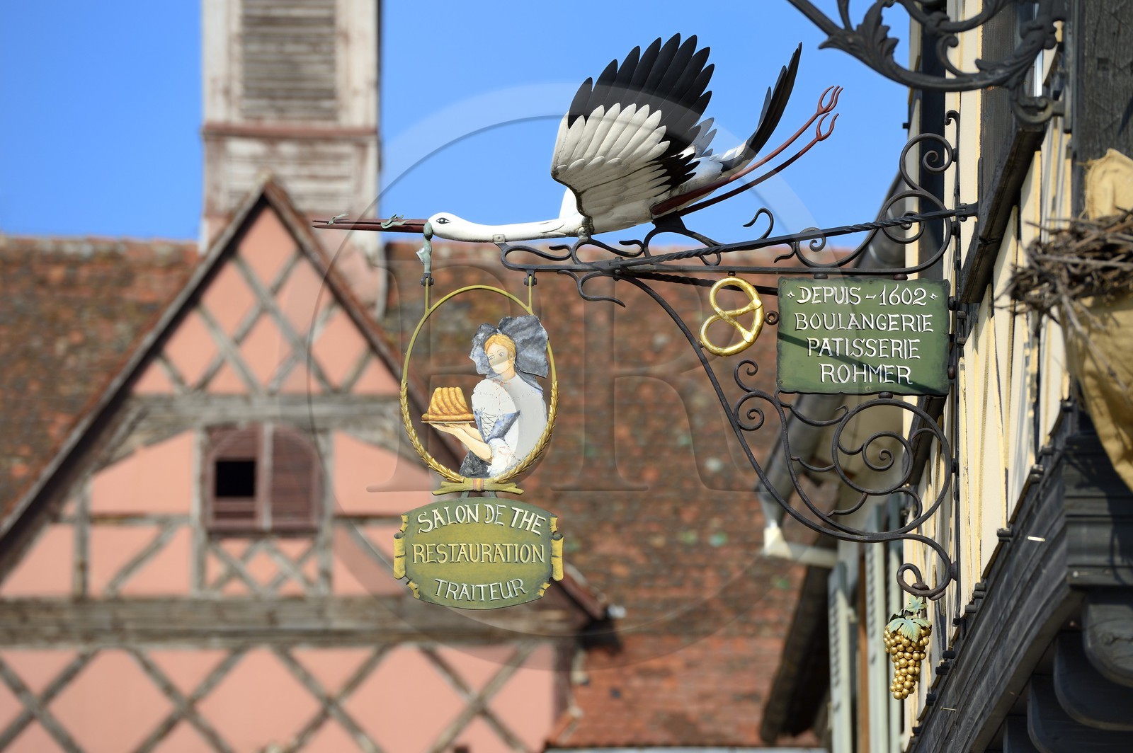 France, Bas-Rhin (67), Rosheim, enseigne à la cigogne d'une boulangerie