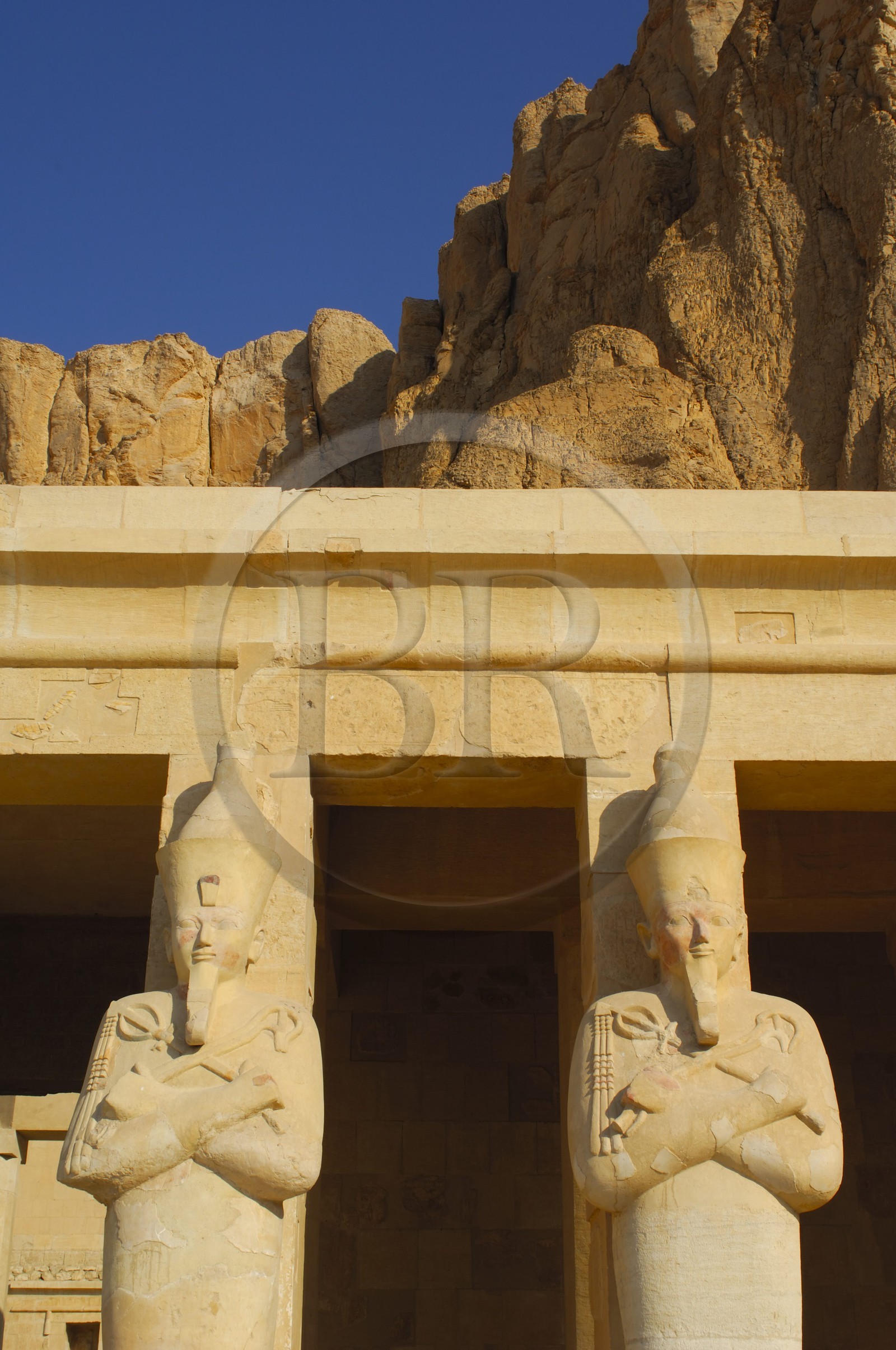 Egypte, Haute Egypte, vallée du Nil, environs de Louxor, nécropole thébaine classée Patrimoine Mondial de l'UNESCO, Thèbes Ouest, Deir el Bahari, temple d'Hatchepsout, piliers osiriaques