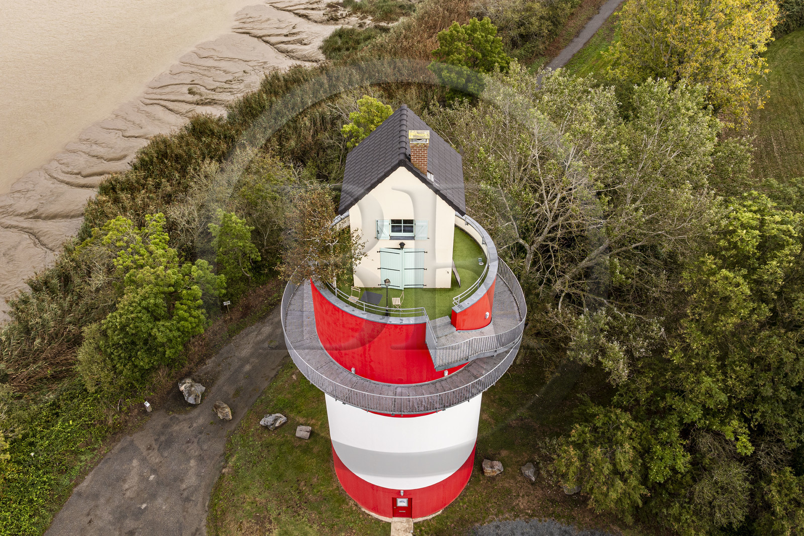 France, Loire-Atlantique (44), Cordemais, collection d'art contemporain à ciel ouvert Estuaire, la Villa Cheminée réalisé par l'artiste japonais Tatzu Nishi sur les rives de la Loire, oeuvre d'art mais aussi maison d'hôtes insolite (vue aérienne)