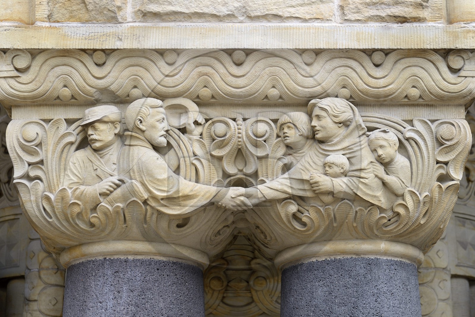 France, Moselle (57), Metz, quartier impérial, la gare de Metz, édifiée de 1905 à 1908 par l'architecte berlinois Jurgen Kruger est inscrite monument historique, fronton de colonne représentant la séparation du départ en voyage