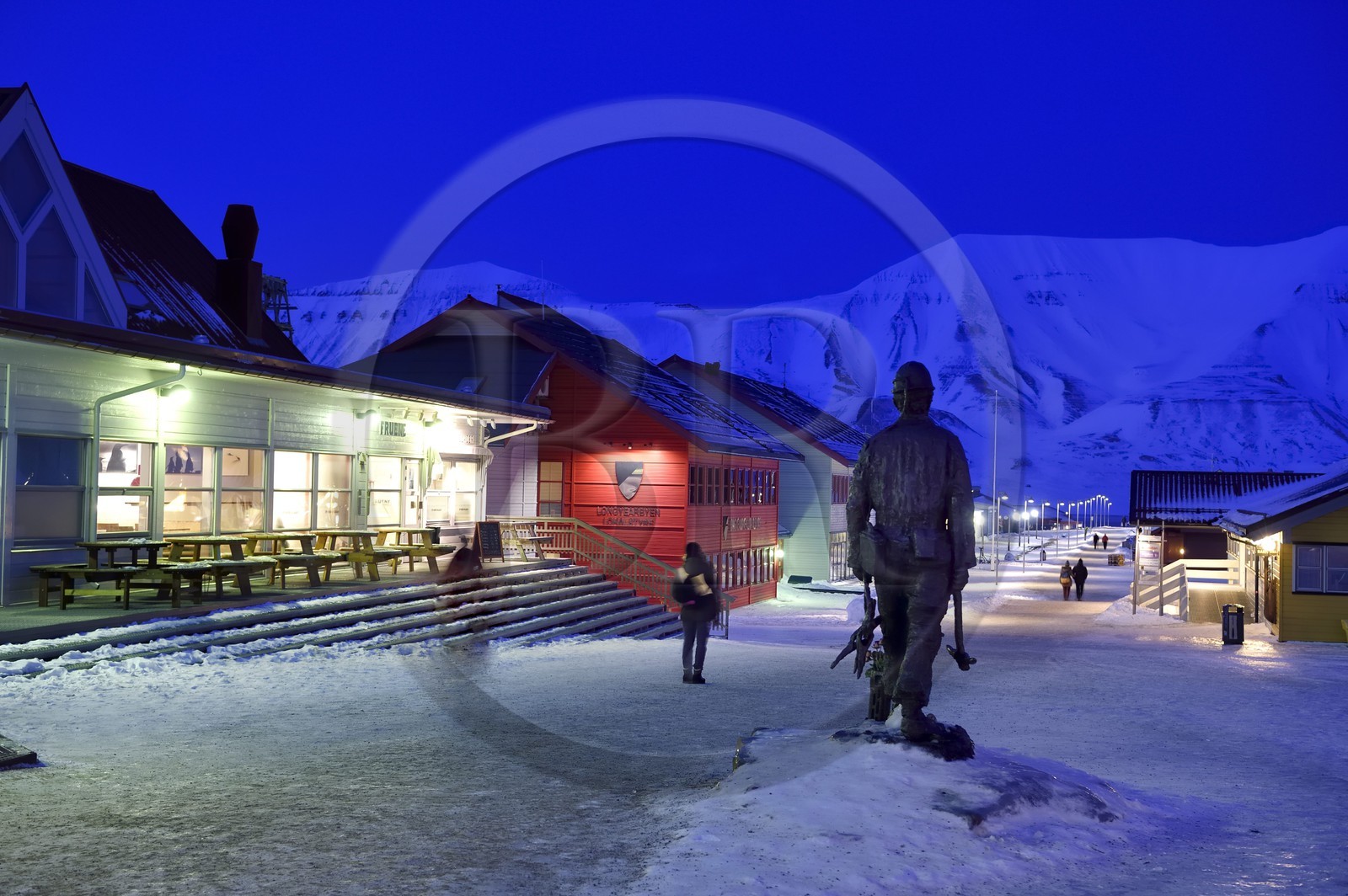 Norvège, Svalbard, Spitzberg, Longyearbyen, la statue en bronze commémorative des mineurs se trouve sur la place entre Lompensentret et le magasin Svalbard dans la rue principale