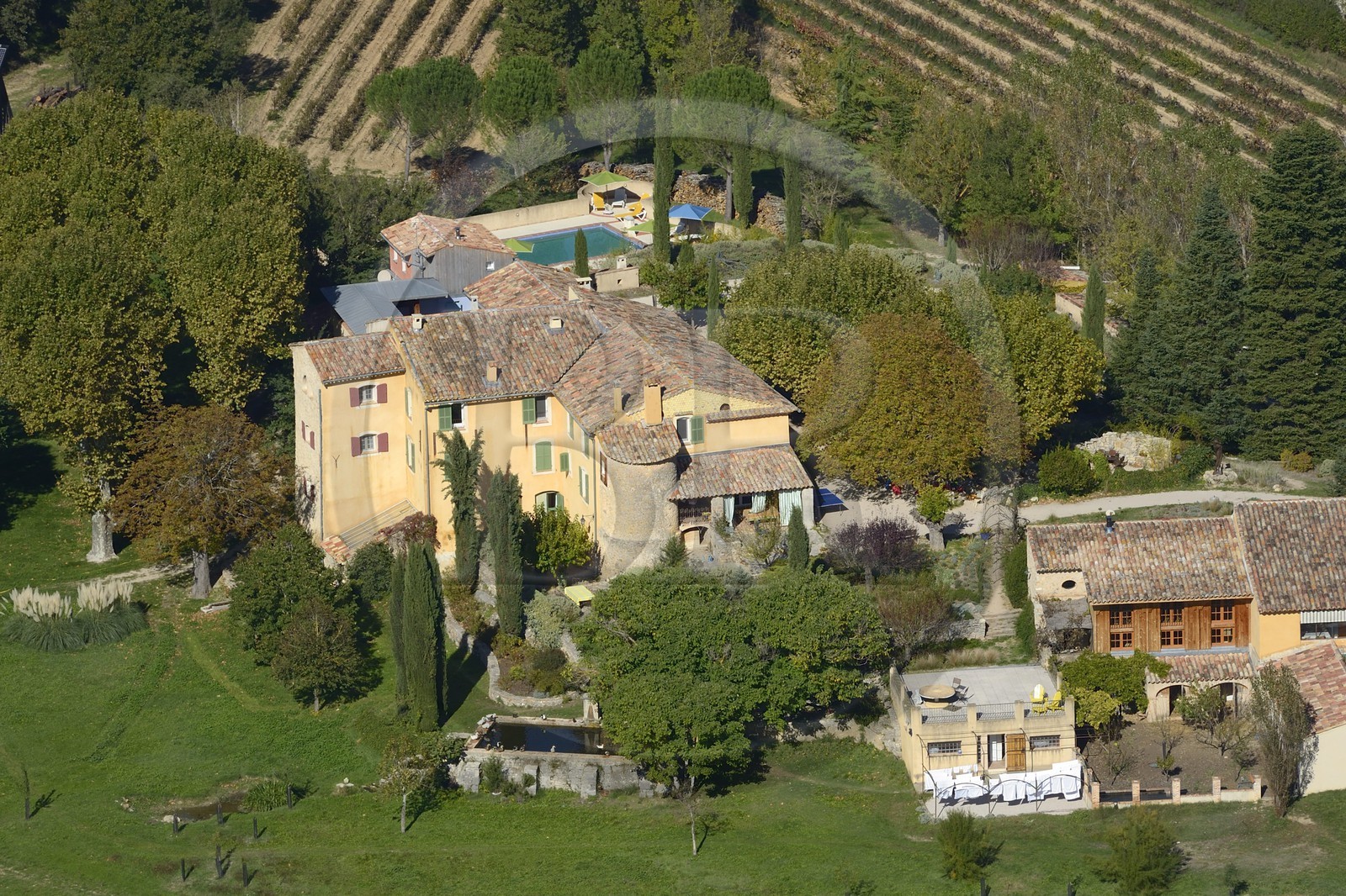 France, Var (83), Provence Verte, Bras, vers Saint-Maximin-la-Sainte-Baume, la maison d'hotes Le Peyrourier - une campagne en Provence (vue aérienne)