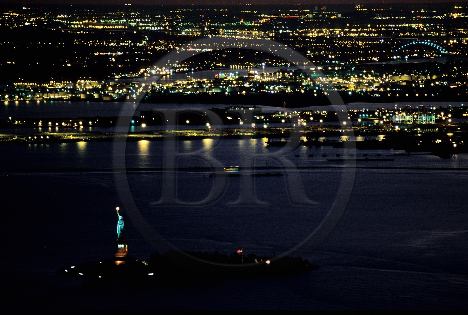Etats-Unis, New York, Liberty Island et les lumières du New Jersey