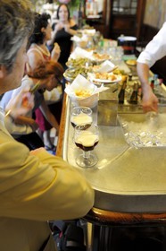 Italie, Lombardie, Milan, Zucca Galleria est le plus vieux bar à amers de Milan ouvert en 1867 à l'entrée de la galerie Vittorio Emanuele II
