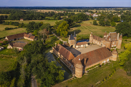 France, Allier (03), ancienne province du Bourbonnais, Chapeau, chateau de la Cour (XVe siècle à fin du XVIe siècle) et ses douves (vue aérienne)