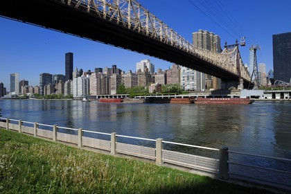 Etats-Unis, New York, Manhattan, Upper East side, Roosevelt Island Tram et Queensboro Bridge au dessus de l'East River