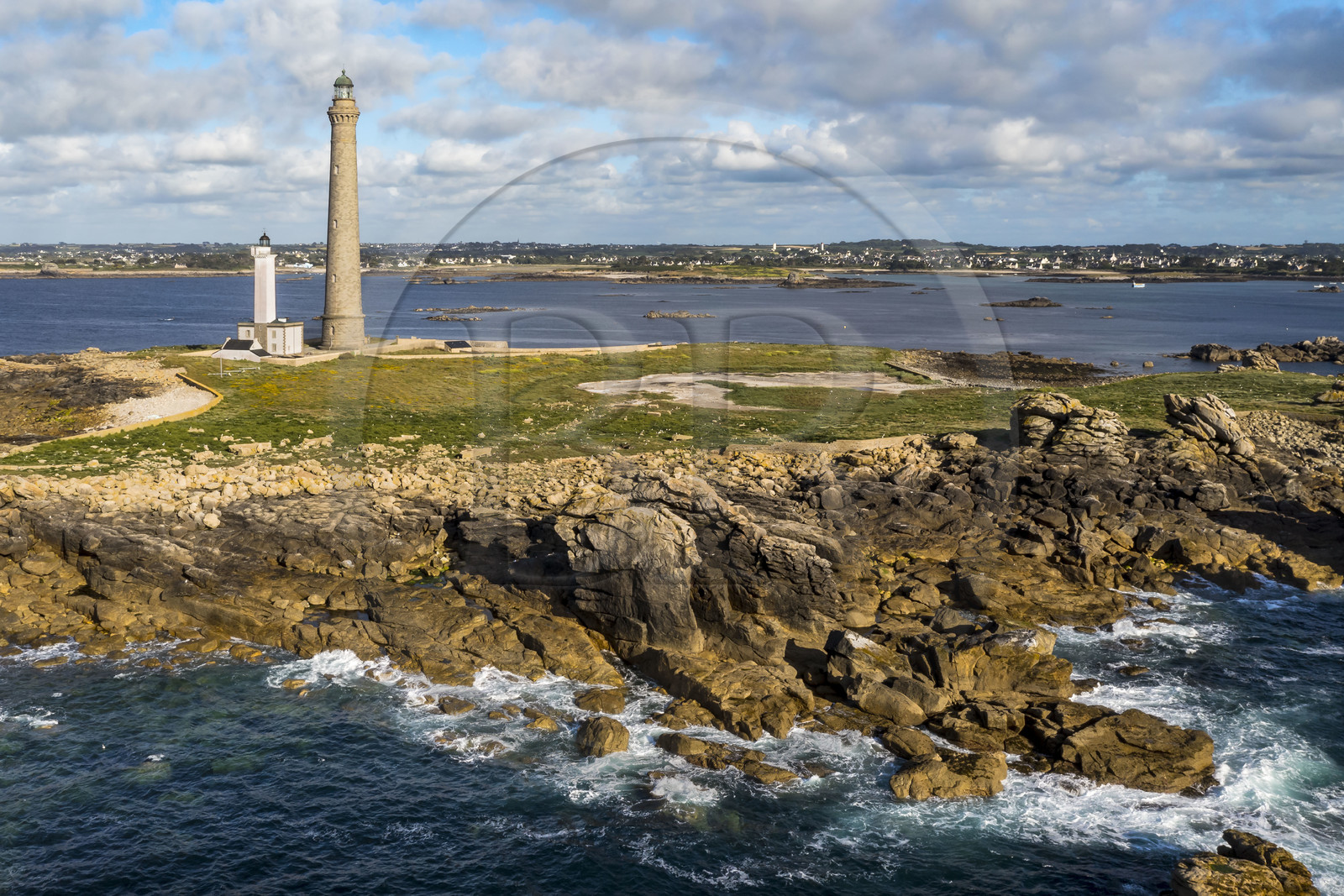 France, Finistère (29), Pays des Abers, Ile Vierge dans l'archipel de Lilia, le phare de l'Ile Vierge, le plus haut phare d'Europe avec 82,5 mètres, et l'ancien phare de 1845 (vue aérienne)