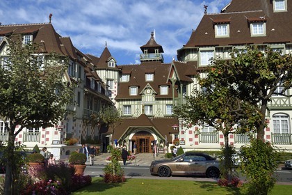 France, Calvados (14), Pays d'Auge, Deauville, Bentley garée devant l'Hotel Normandy Barriere