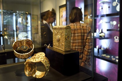Maroc, Casablanca, musée Abderrahman Slaoui dit La Maison du Collectionneur, Kholkhal (chevillères) et Dalil (boite à Coran) en or et pierres précieuses