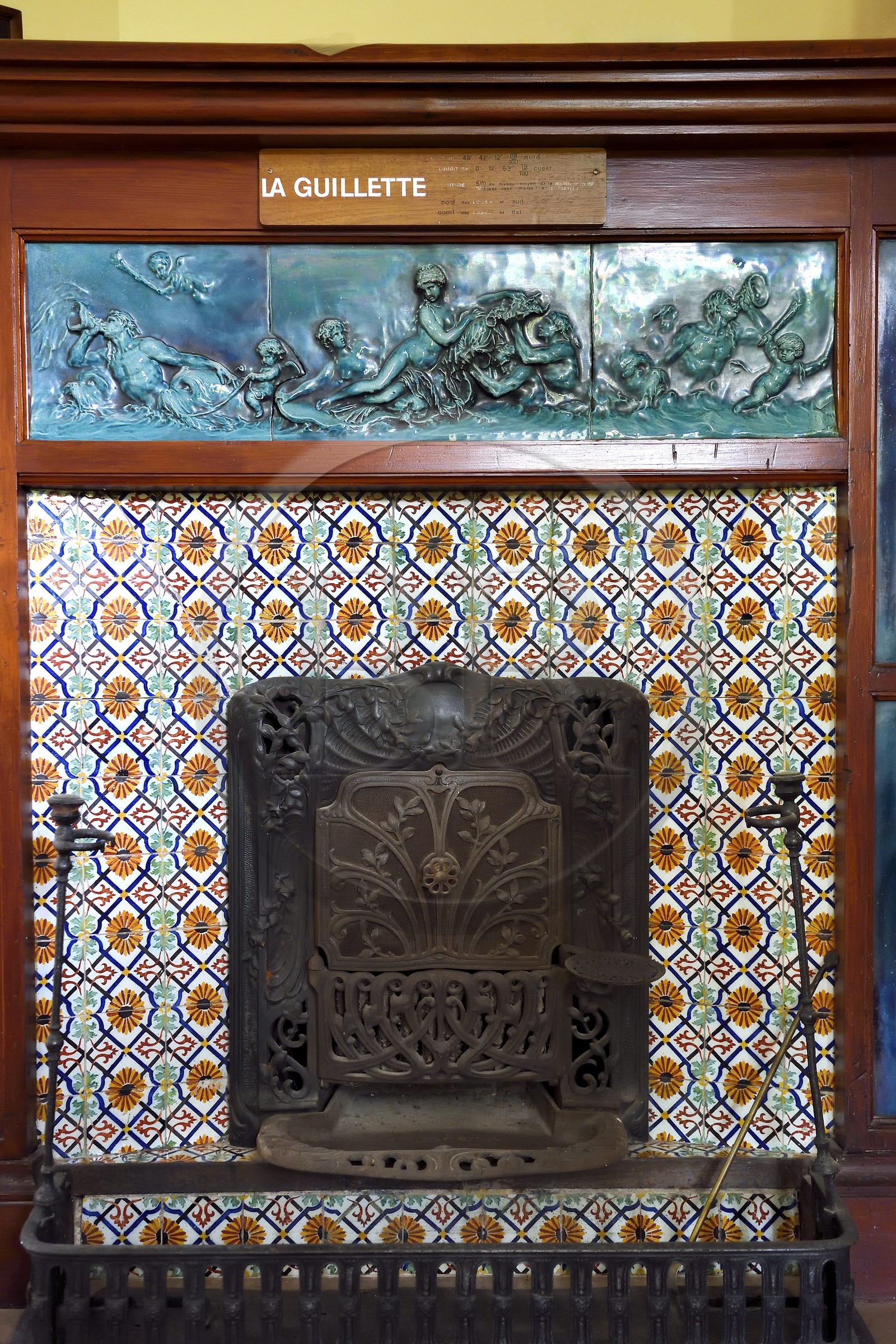 France, Seine-Maritime (76), Pays de Caux, Côte d'Albâtre, Etretat, la maison de Guy de Maupassant appelée La Guillette, la cheminée du salon