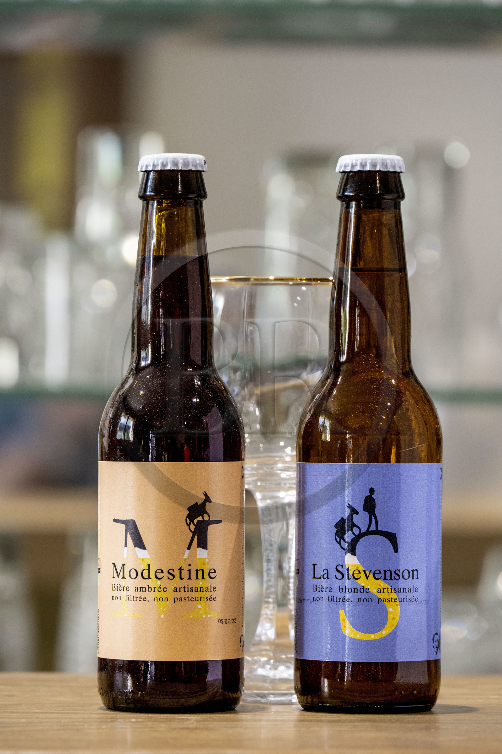 France, Lozère (48), La Bastide-Puylaurent, randonnée avec un âne sur le chemin de Stevenson (GR 70), les deux bières locales qui ont pour thême le chemin de Stevenson